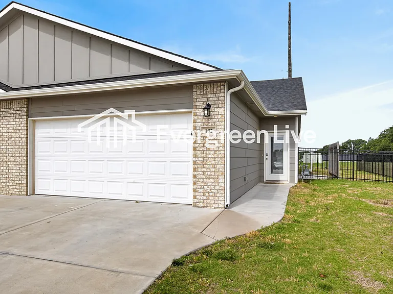 102 E Santa Fe Cir — Photo 2