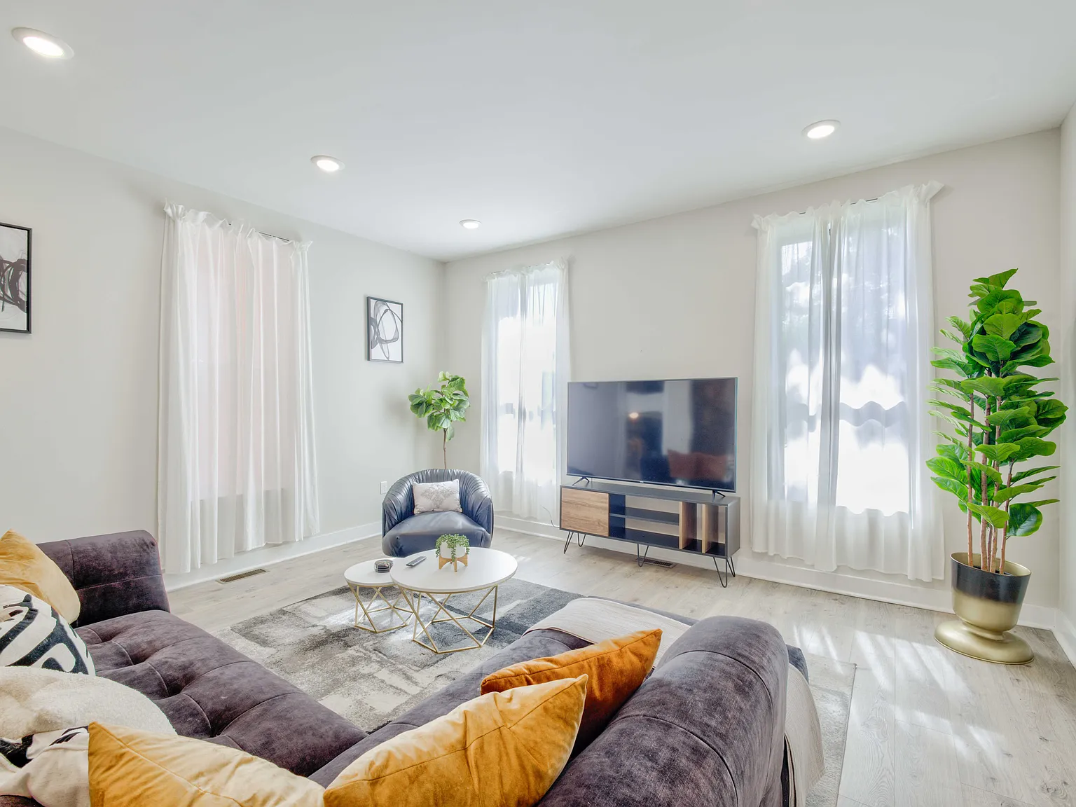3 bed, 2.5 bath, 1898 sqft, $5,000 — Photo 1