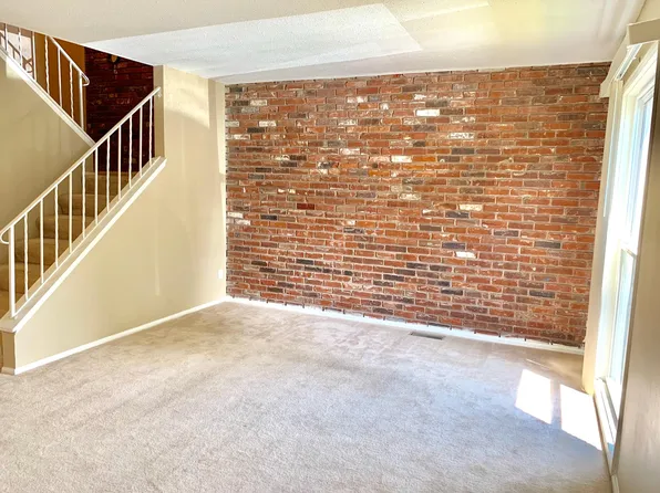 1183 Town And Four Parkway Dr, Saint Louis, MO 63141