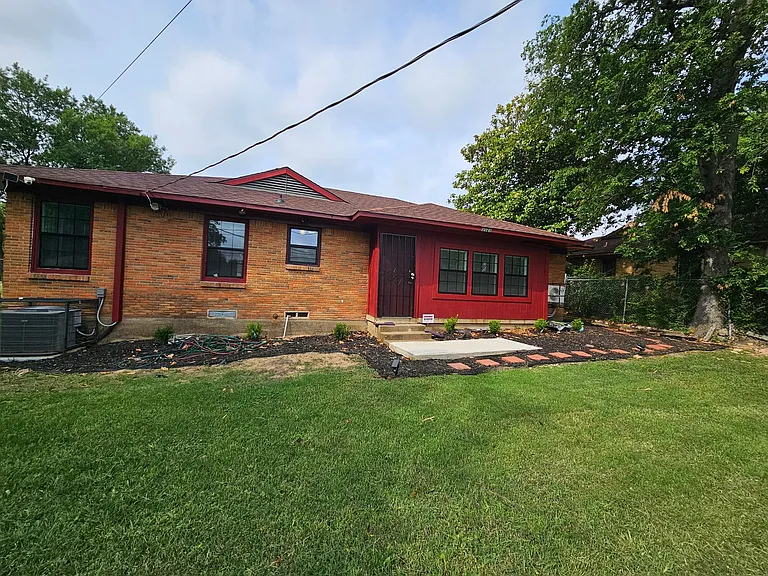 2023 E Illinois Ave — Photo 2