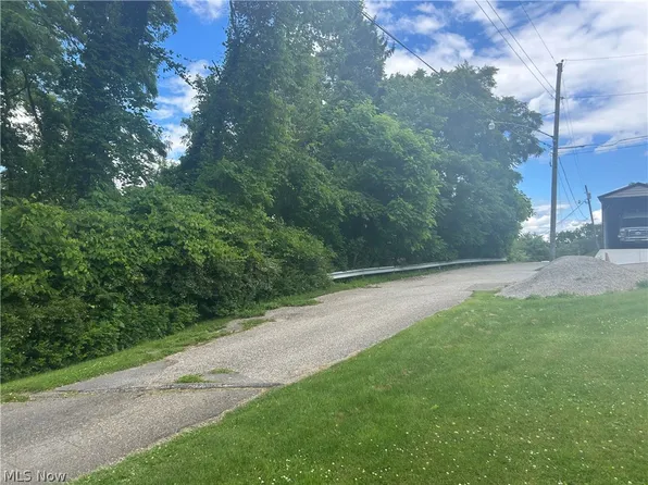 Sarah St, Weirton, WV 26062