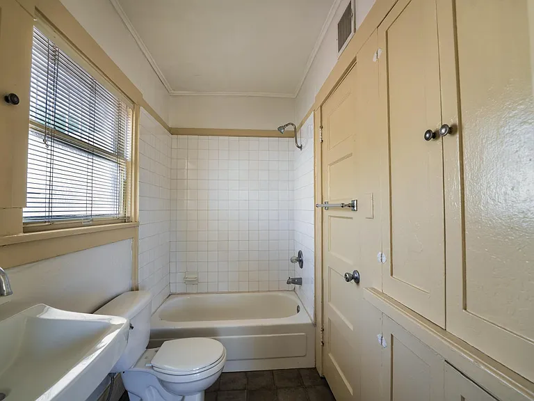 210 E 2nd St #2 — Photo 35