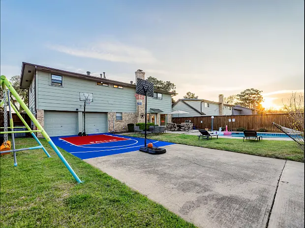 6 bed, 2.5 bath, 2294 sqft, $7,000 — Photo 2