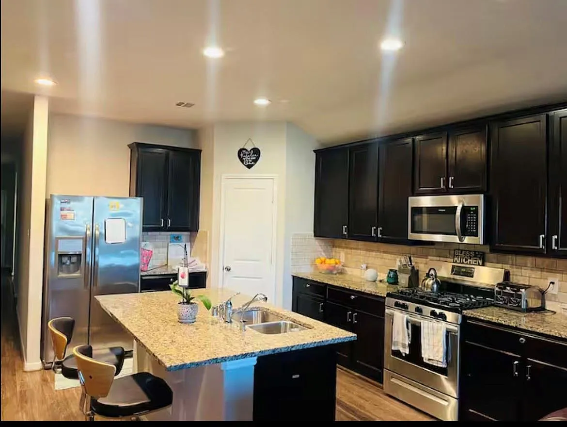 4 bed, 2.0 bath, 1836 sqft, $2,800 — Photo 3