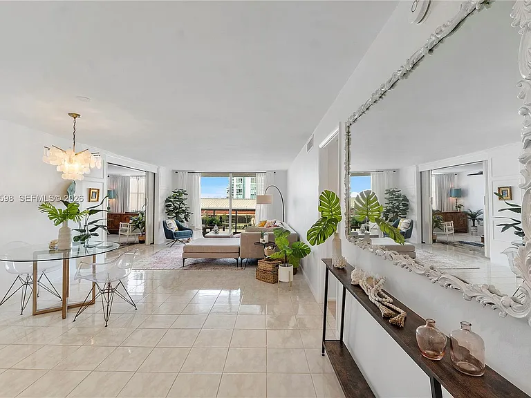 6039 Collins Ave #934 — Photo 2