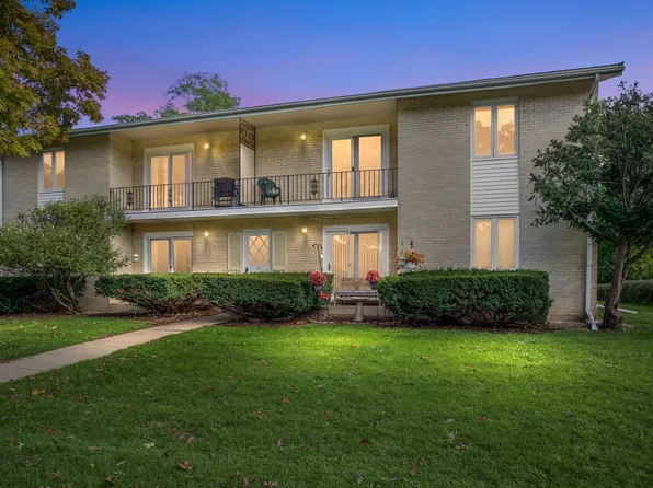 31 Green Oaks Dr #B, Crystal Lake, IL 60014