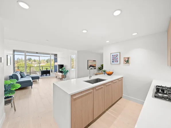 1210 E 27th St #404, North Vancouver, BC V7J 0C5