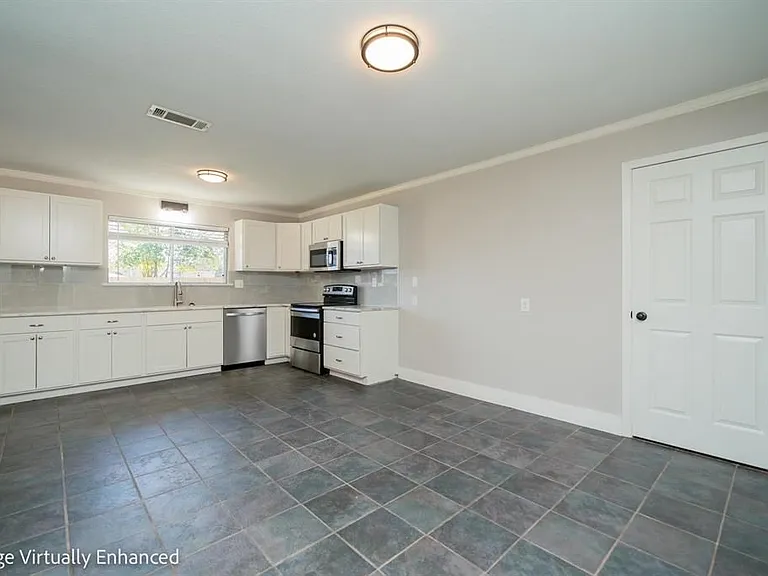 112 E Fairlane Dr — Photo 10