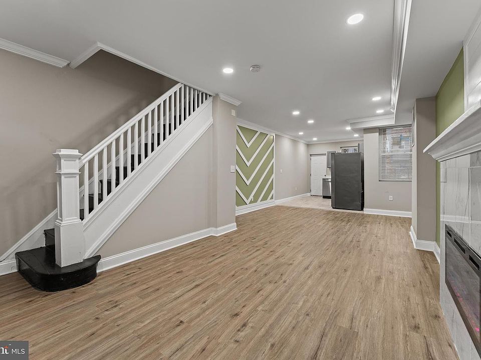 1st image of 2560 Robb St