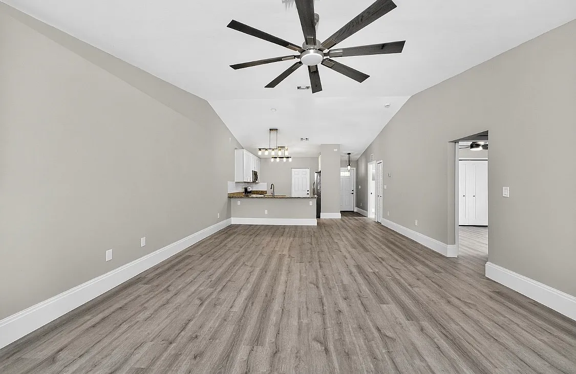 2090 Como St — Photo 2