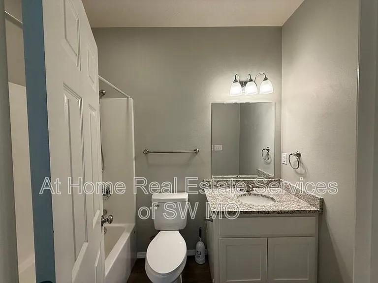 1080 S Mission Ave — Photo 9