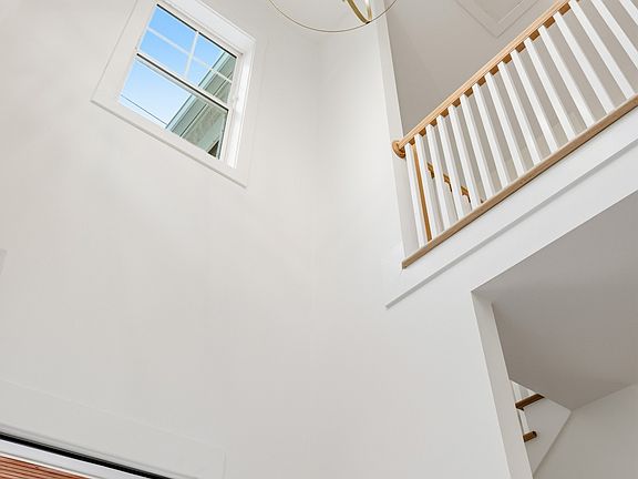 4th image of 131 Fain St