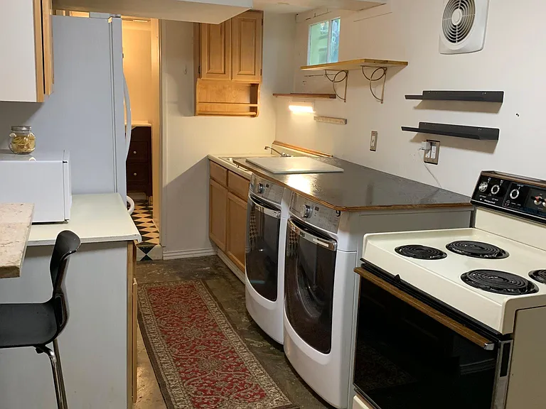 KITCHEN WITH COMMERCIAL GRADE MAYTAGE WASHER AND DRYER IN D' HOUSE!
