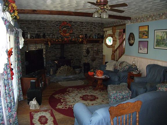 family room 13' x22'