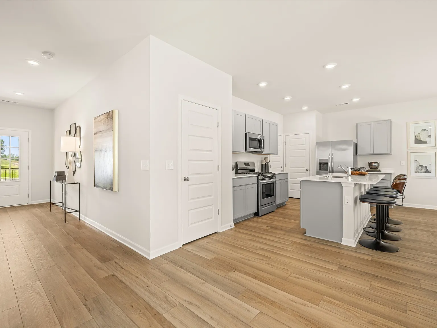 4 bed, 3.0 bath, 825 sqft, $2,200 — Photo 3