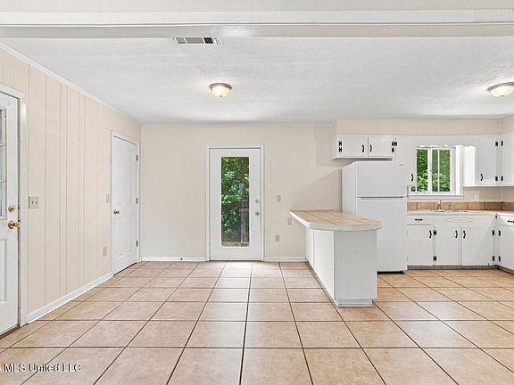 5th image of 608 Simpson Cir