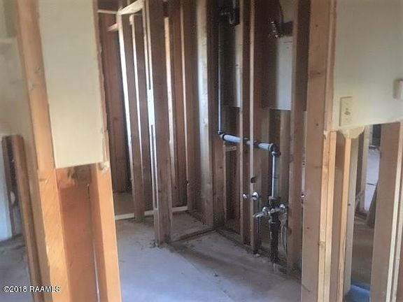 4th image of 8 Sage Glenn Ln