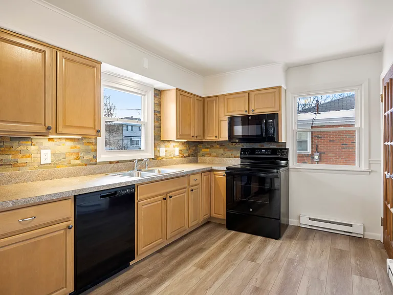 8 Warwick Ave #A — Photo 14