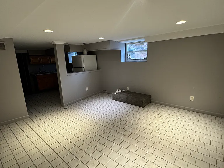 3235 W Grand St — Photo 8