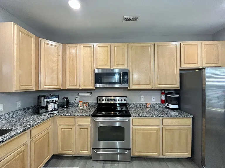 2113 Livingston St — Photo 4