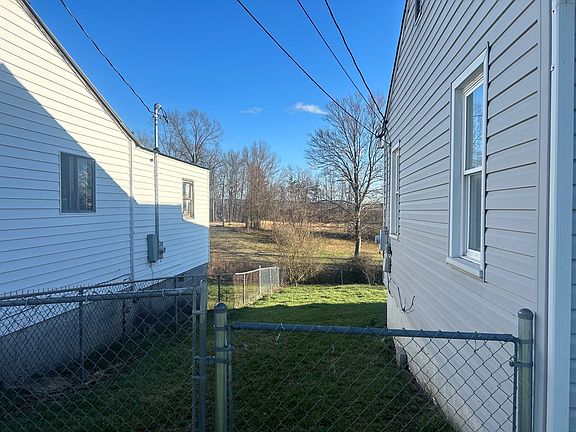3rd image of 542 Terry Ave