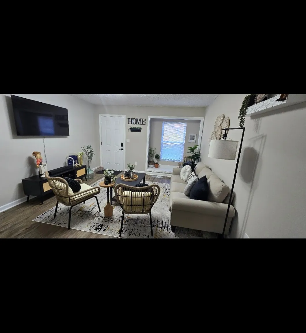 2115 Randolph Cir NW — Photo 2