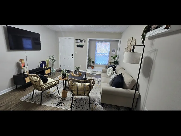 2115 Randolph Cir NW — Photo 2