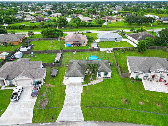 3rd image of 325 SW Hollyhock Drive