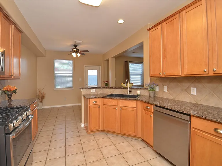 2911 Meadowglen Cv — Photo 11