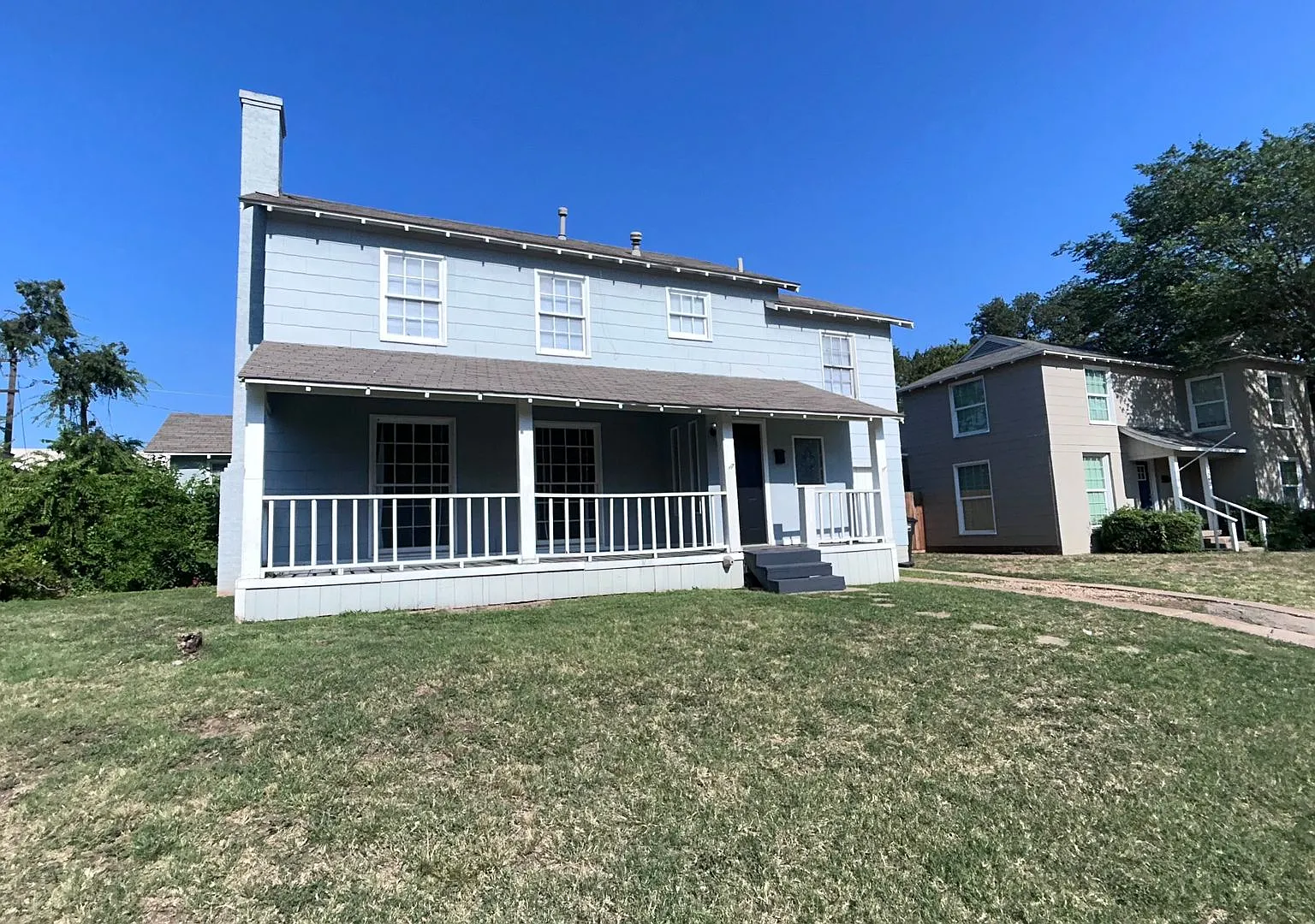 FOUR bedroom in Prime Location! — Photo 1