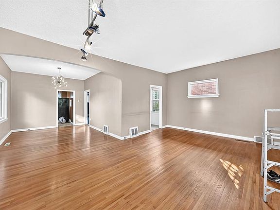 5th image of 466 S 22nd Ave NW