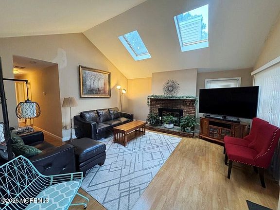 4th image of 826 Arbordale Drive