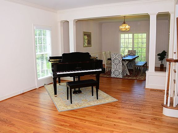 3rd image of 17 Crownwood Cir