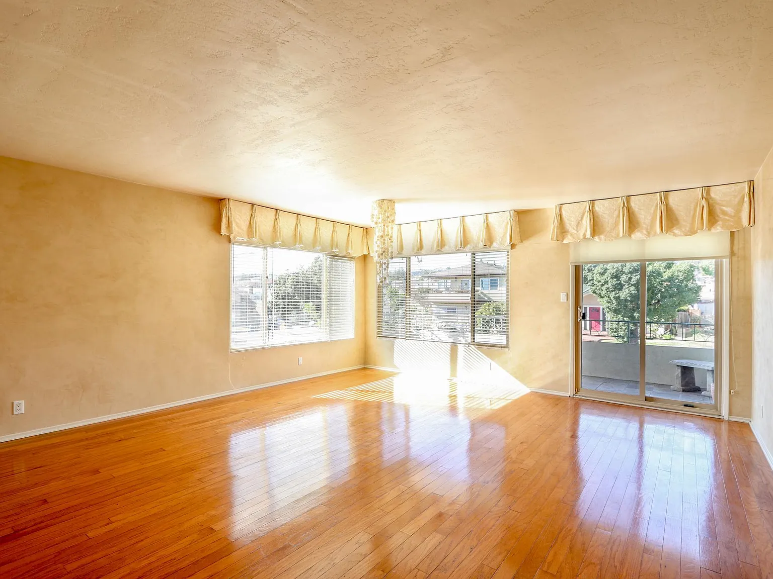 3 bed, $3,950 — Photo 3