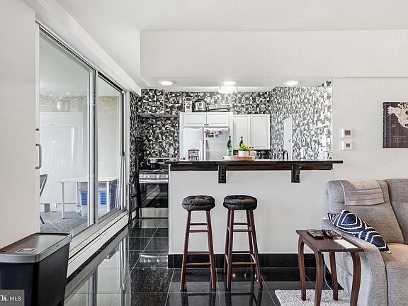 4th image of 191 Presidential Blvd Unit 826