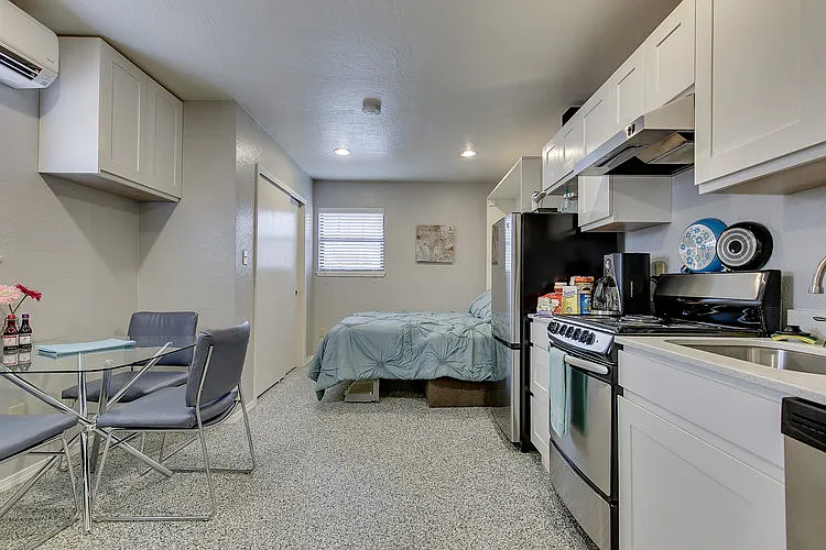 Studio, 276 sqft, $670 — Photo 3