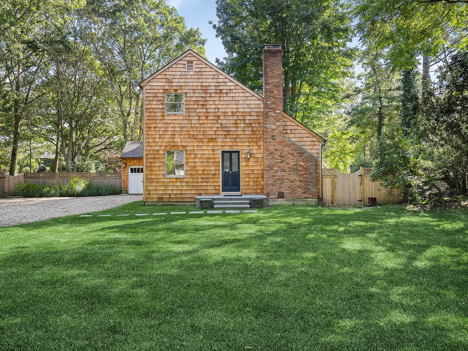 Charming 3-Bedroom East Hampton Escape — Photo 1