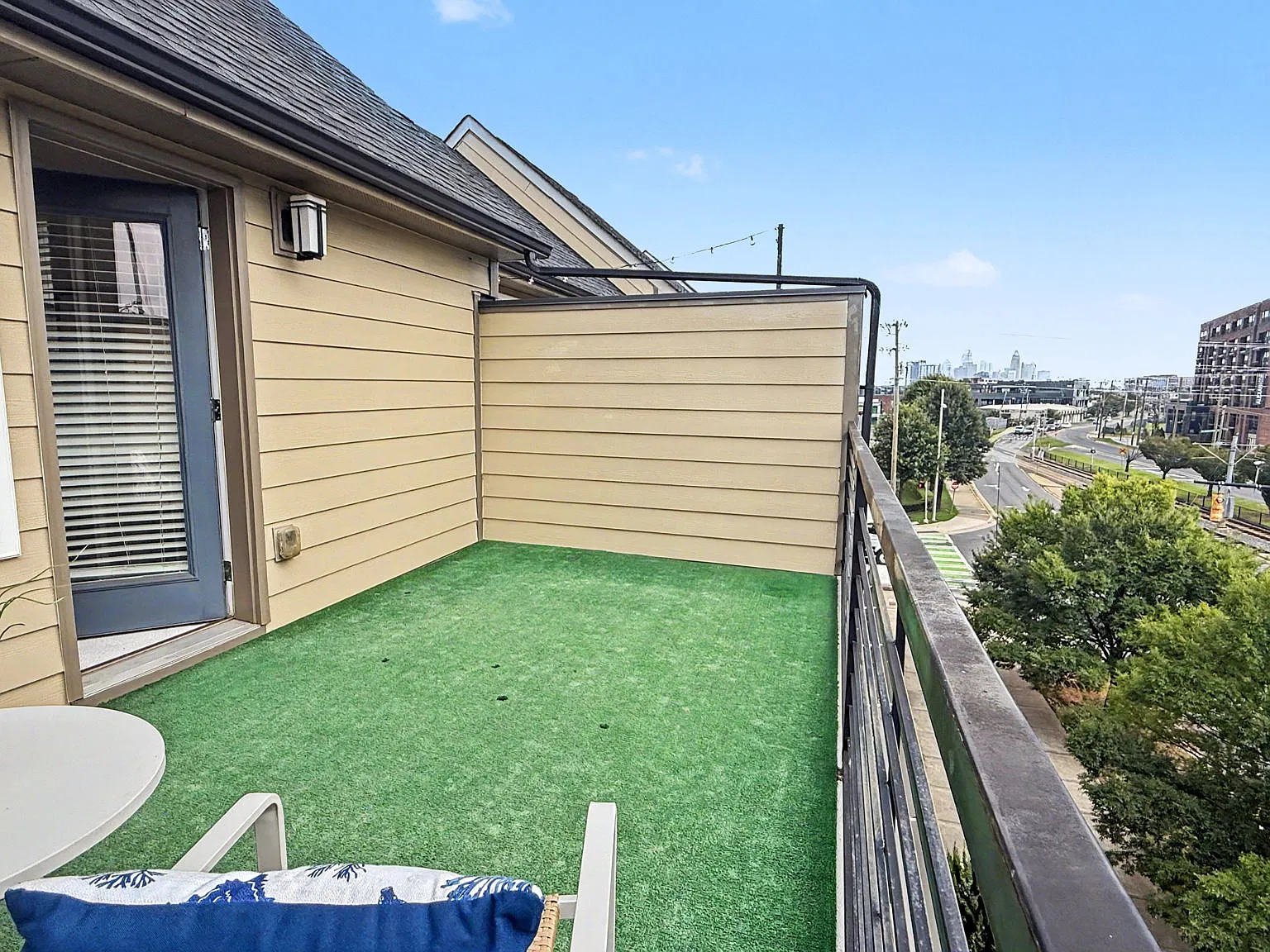 3 bed, 3.5 bath, 1940 sqft, $3,300 — Photo 2
