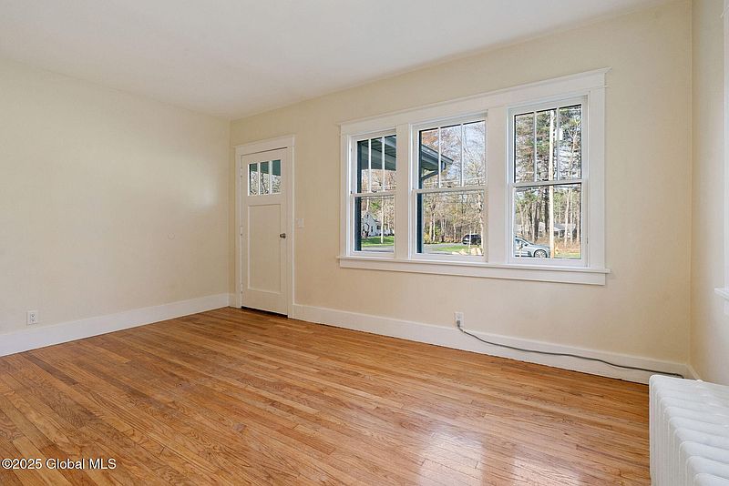 3rd image of 289 Elsmere Avenue