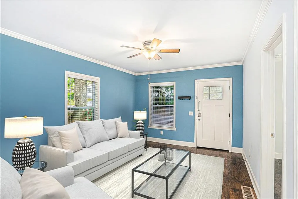 3 bed, 2.0 bath, 1008 sqft, $2,200 — Photo 3