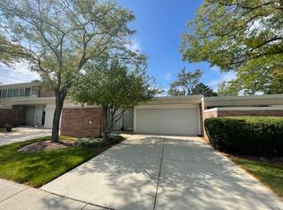 8 Avon Rd, Northbrook, IL 60062