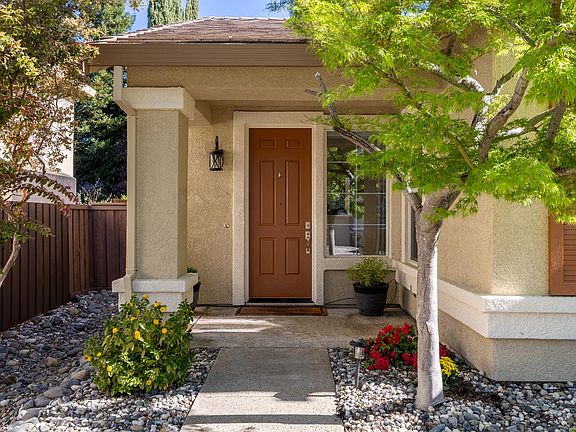 5th image of 1044 Callander Way