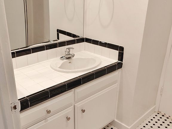 3rd image of 1939 Argyle Ave APT 35