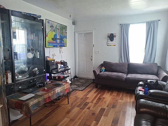 4th image of 2119 Plunkett Street
