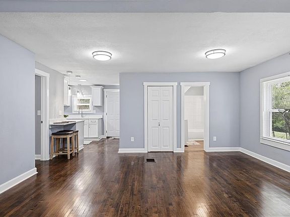 4th image of 1530 S Harvard Ave