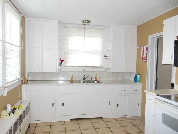 2nd image of 606 W 2nd Ave