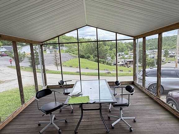 5th image of 360 Evans Ln