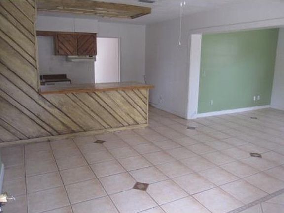 2nd image of 808 Camellia Ave