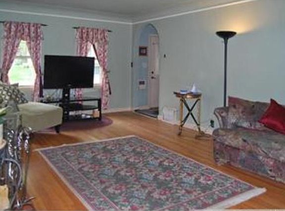 5th image of 909 Allen Ave