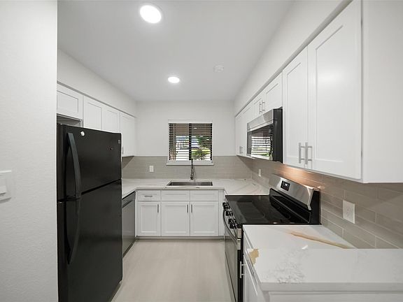 4th image of 101 Lakeview Ter #D